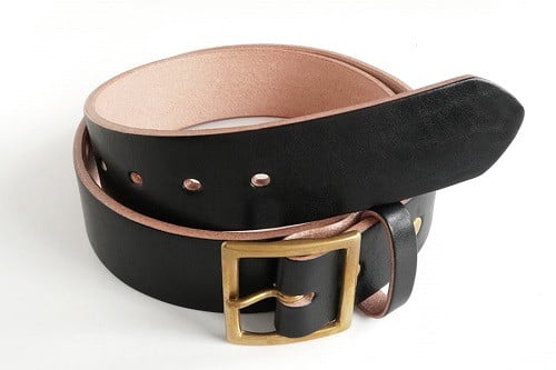 繊維質がしっかりと詰まったベンズレザーで作られたギャリソンベルト。