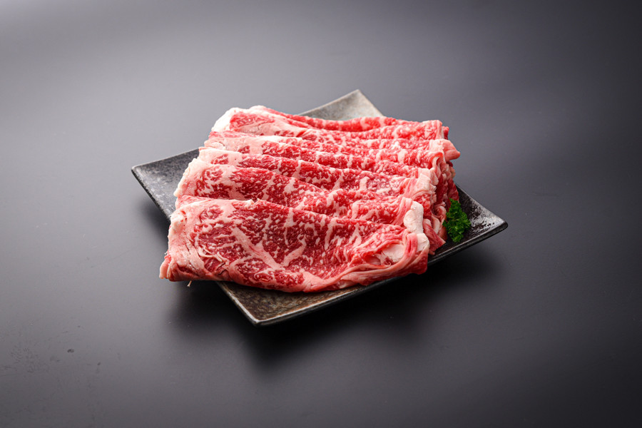 牛肉の中でも最上級に柔らかい部位とされるロースのスライス