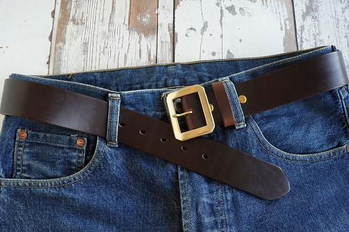 幅4 cmの太目なベルトが、デニムやチノパンなどとあわせたカジュアルなスタイルにマッチします。