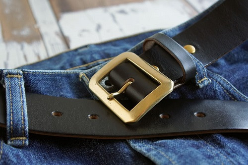 茶芯の革は独特の味わいがあり、ビンテージな風合いを好むユーザーから支持されています。