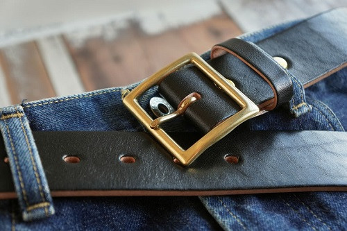 ツヤのある仕上げと適度なシワがクラシックな風合いを演出してくれます。