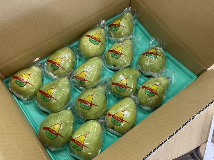 果皮が緑色の状態でお届けします。果皮が緑色から黄色になれば食べごろです。