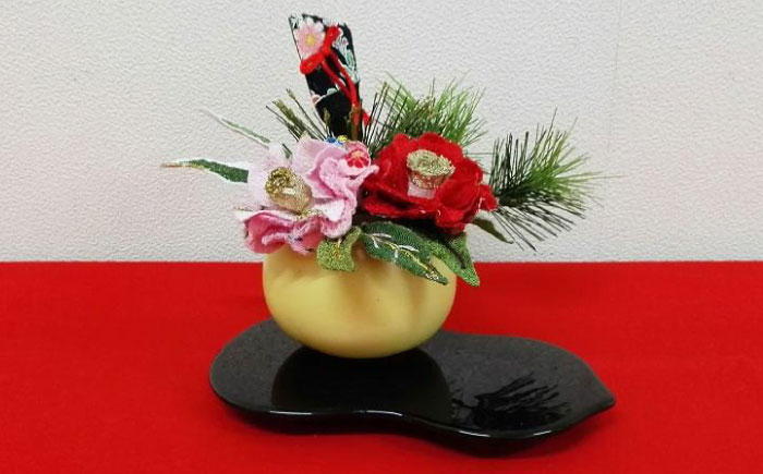 【迎春花飾り】姫椿　トレー・赤クロス・羽子板付き　らんまん 花 雑貨 造花 インテリア お祝い ギフト 贈答 人気 送料無料 