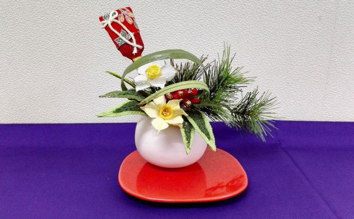 【迎春花飾り】水仙　　トレー・紫クロス・羽子板付き　らんまん 花 雑貨 造花 インテリア お祝い ギフト 贈答 人気 送料無料 