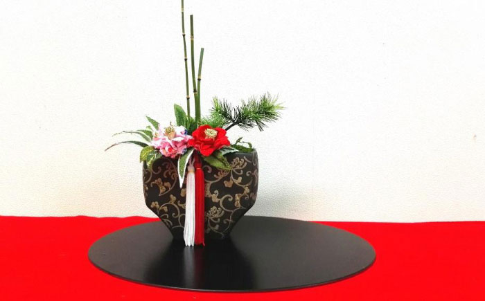 【縦長迎春花飾り】姫椿　トレー・赤クロス付き　らんまん 花 雑貨 造花 インテリア お祝い ギフト 贈答 人気 送料無料 高知市