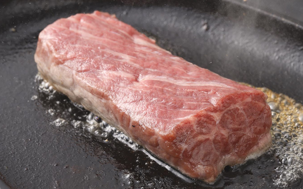 【3ヶ月毎3回定期便】 くまもとあか牛 モモステーキ 計約900g(約300g✕3回) 牛肉 お肉 和牛