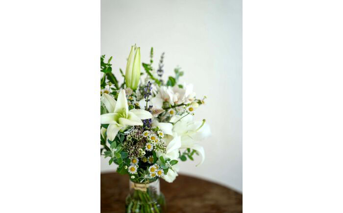 【12回定期便】季節のおすすめ生花花束一対 お供え 供花 初回花瓶付 【株式会社tomoni】 [ATCG030]