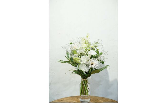 【6回定期便】季節のおすすめ生花花束一対 お供え 供花 初回花瓶付 【株式会社tomoni】 [ATCG031]