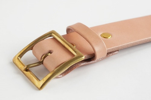 バックルとホックボタンは真鍮製です。