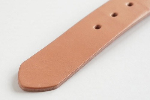 ピンホールは約2.5 cm間隔で5個開いています。