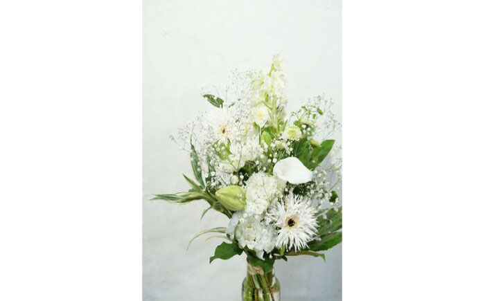 【6回定期便】季節のおすすめ生花花束一対 お供え 供花 初回花瓶付 【株式会社tomoni】 [ATCG031]