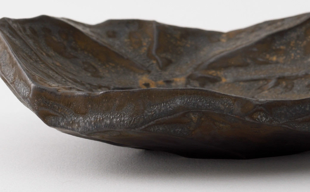 山々のダイナミックな力強さを荒削りのフォルムで表現しました。人の手を感じさせない表情と使いやすい形の両立を試みたアイテムです。