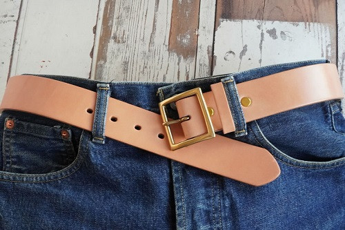 使い込むと革がアメ色に焼けていきツヤが深まります。