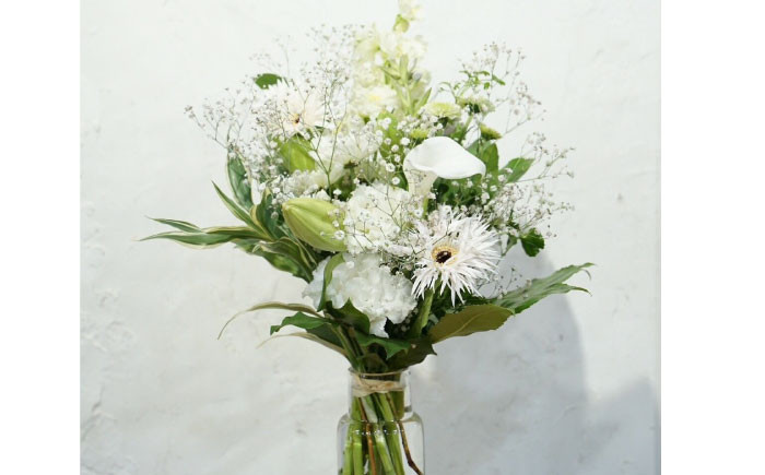 【6回定期便】生花花束 お供えM 初回花瓶付/花 ブーケ ホワイト 定期 毎月 生花 花 フラワー 【株式会社tomoni】 