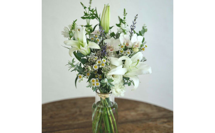 【3回定期便】生花花束 お供えM 初回花瓶付/花 ブーケ ホワイト 定期 毎月 生花 花 フラワー 【株式会社tomoni】 