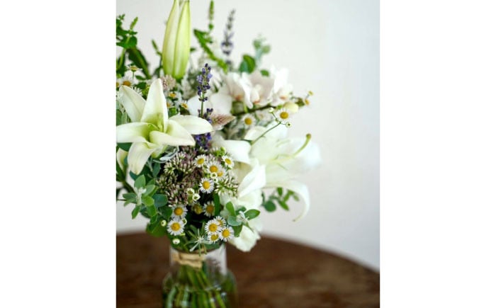【3回定期便】生花花束 お供えM 初回花瓶付/花 ブーケ ホワイト 定期 毎月 生花 花 フラワー 【株式会社tomoni】 