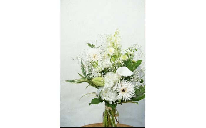 【3回定期便】季節のおすすめ生花花束一対 お供え 供花 初回花瓶付 【株式会社tomoni】 [ATCG032]