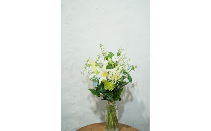 【3回定期便】季節のおすすめ生花花束一対 お供え 供花 初回花瓶付 【株式会社tomoni】 [ATCG032]