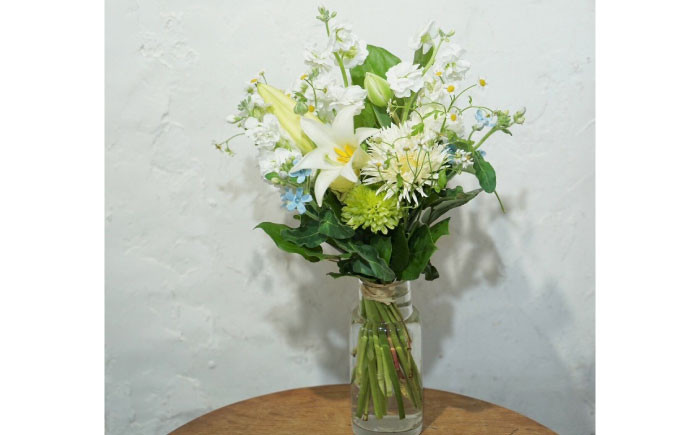 【6回定期便】生花花束 お供えM 初回花瓶付/花 ブーケ ホワイト 定期 毎月 生花 花 フラワー 【株式会社tomoni】 