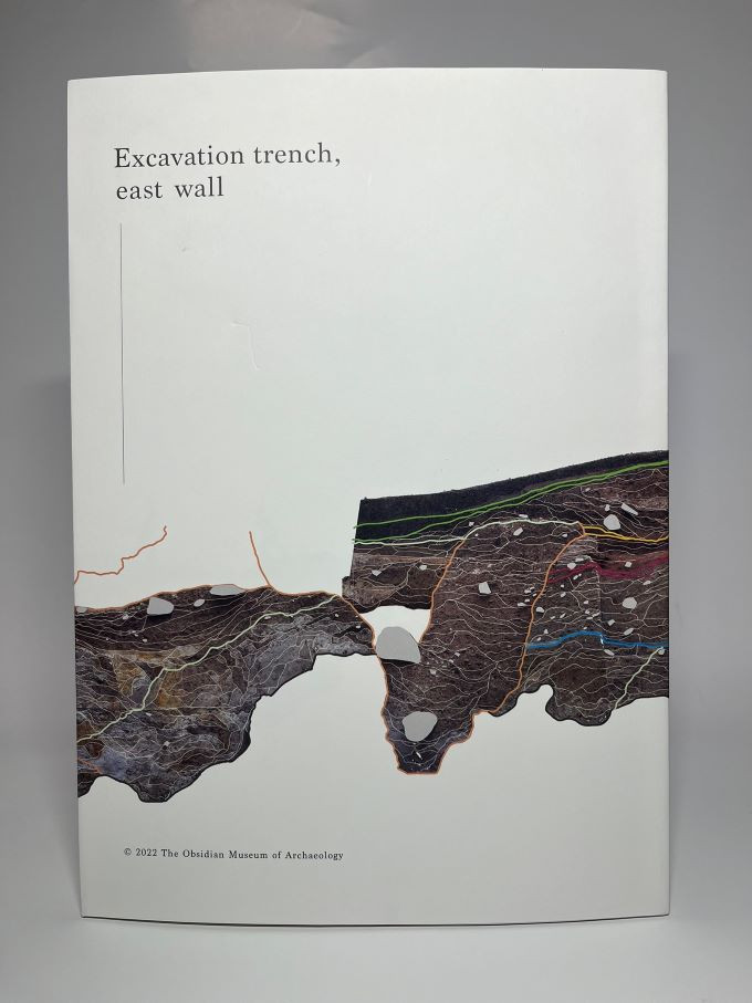 裏表紙　カバー絵は裏へと続き、カバーを外すと、１枚のポスターとして楽しんで頂けます。実は、カバー下にもヒミツが・・・。