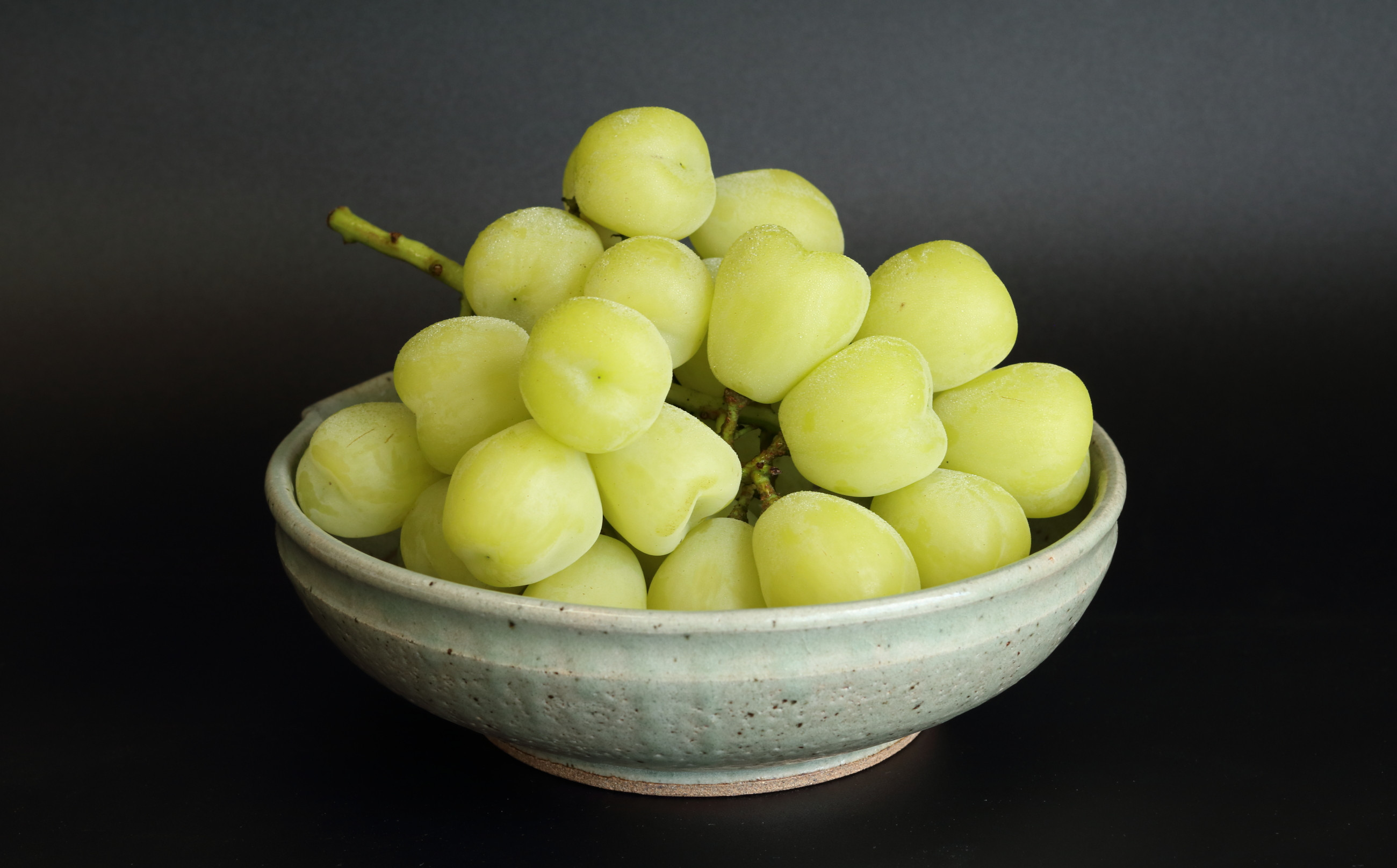 大粒ぶどう 雄宝(ゆうほう) ※皿は返礼品に含まれません。