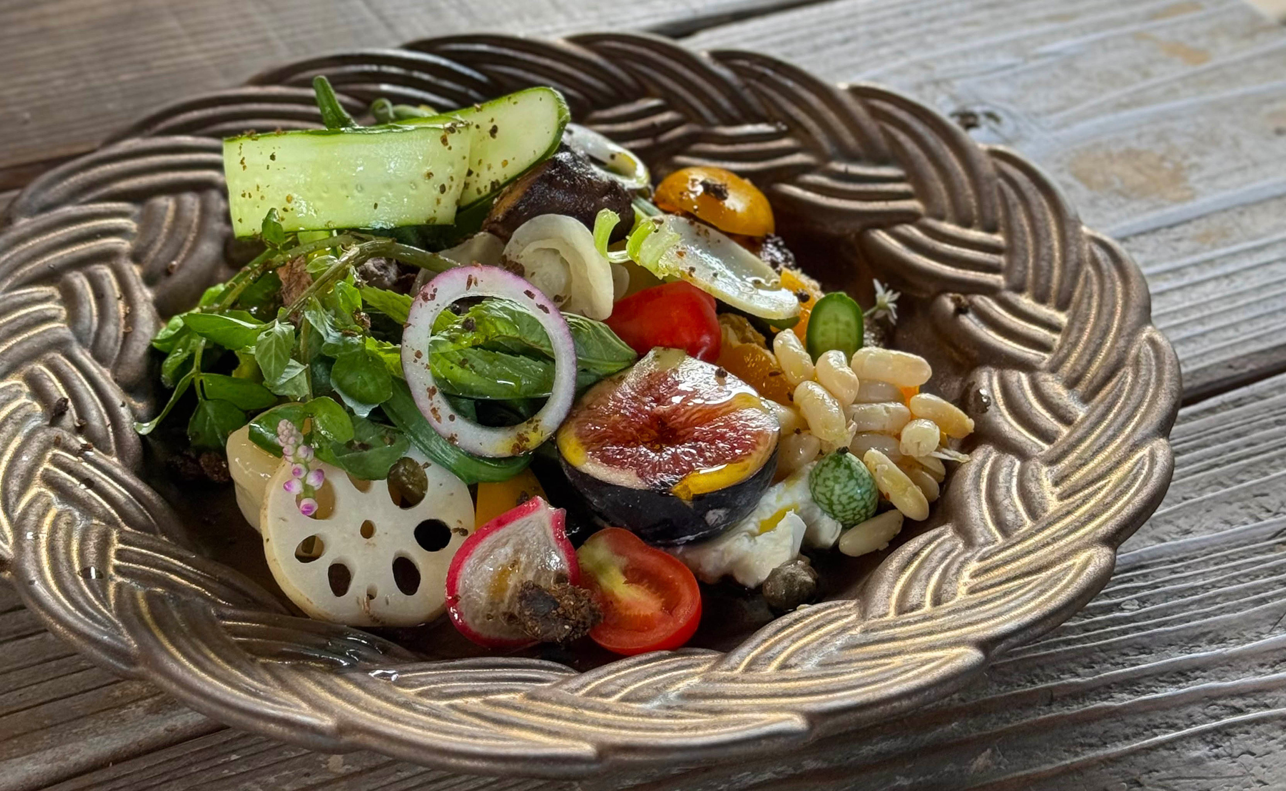 職人が手彫りした型の雰囲気そのままにプレートにしました。