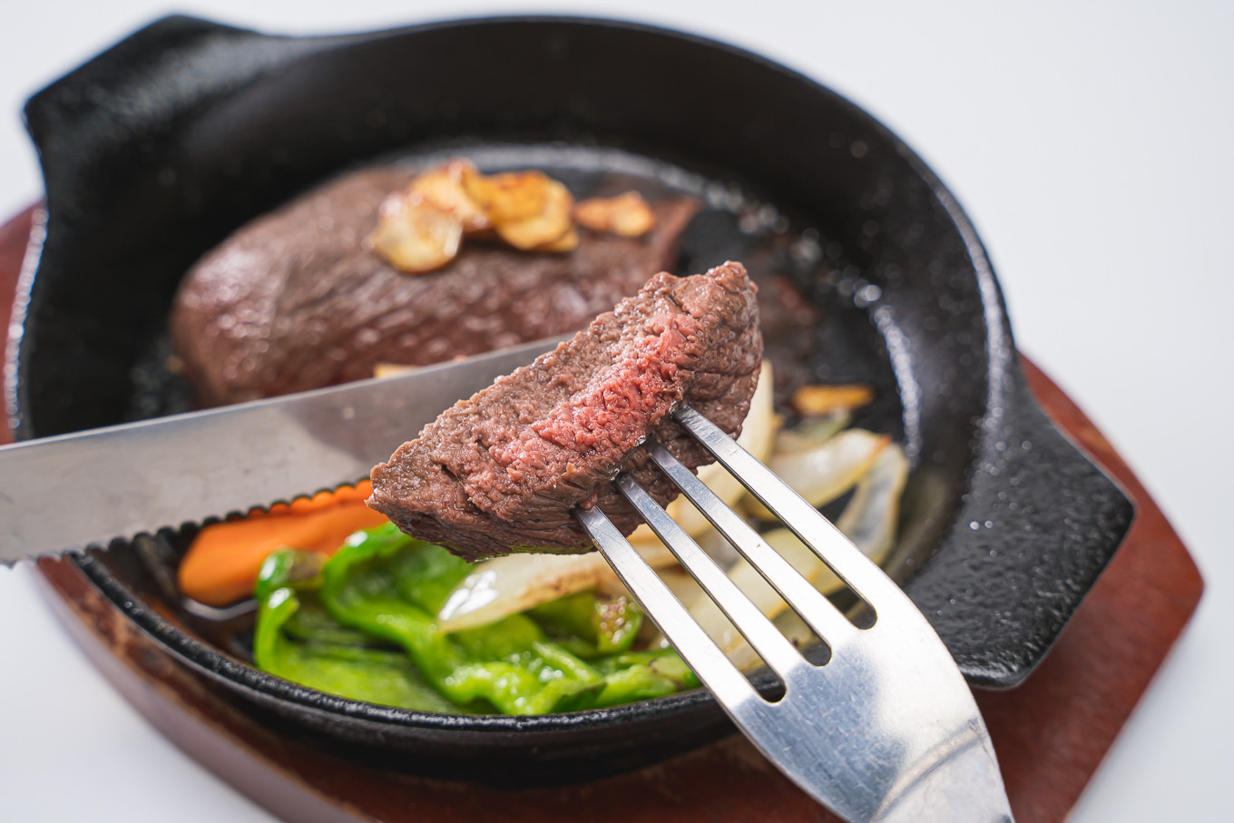 鹿肉ステーキもおすすめです。
ヘルシーな赤身ですが、柔らかくてしっかりとした旨みがあります。