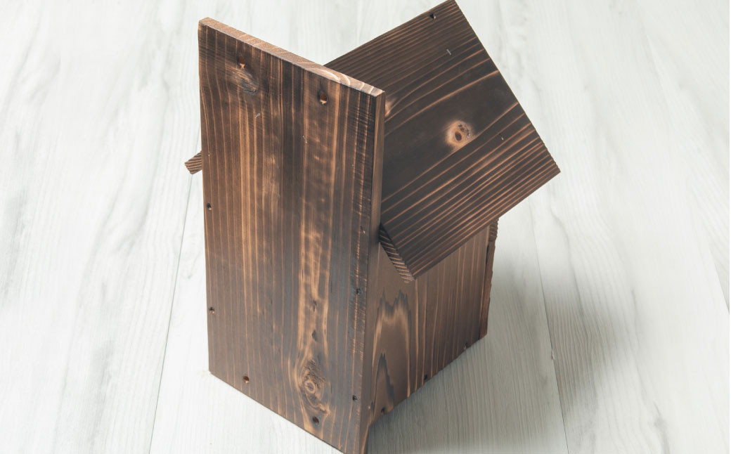 【野鳥用巣箱】職人手作り 焼き杉 バードハウス A（前扉タイプ）巣箱 (完成品)