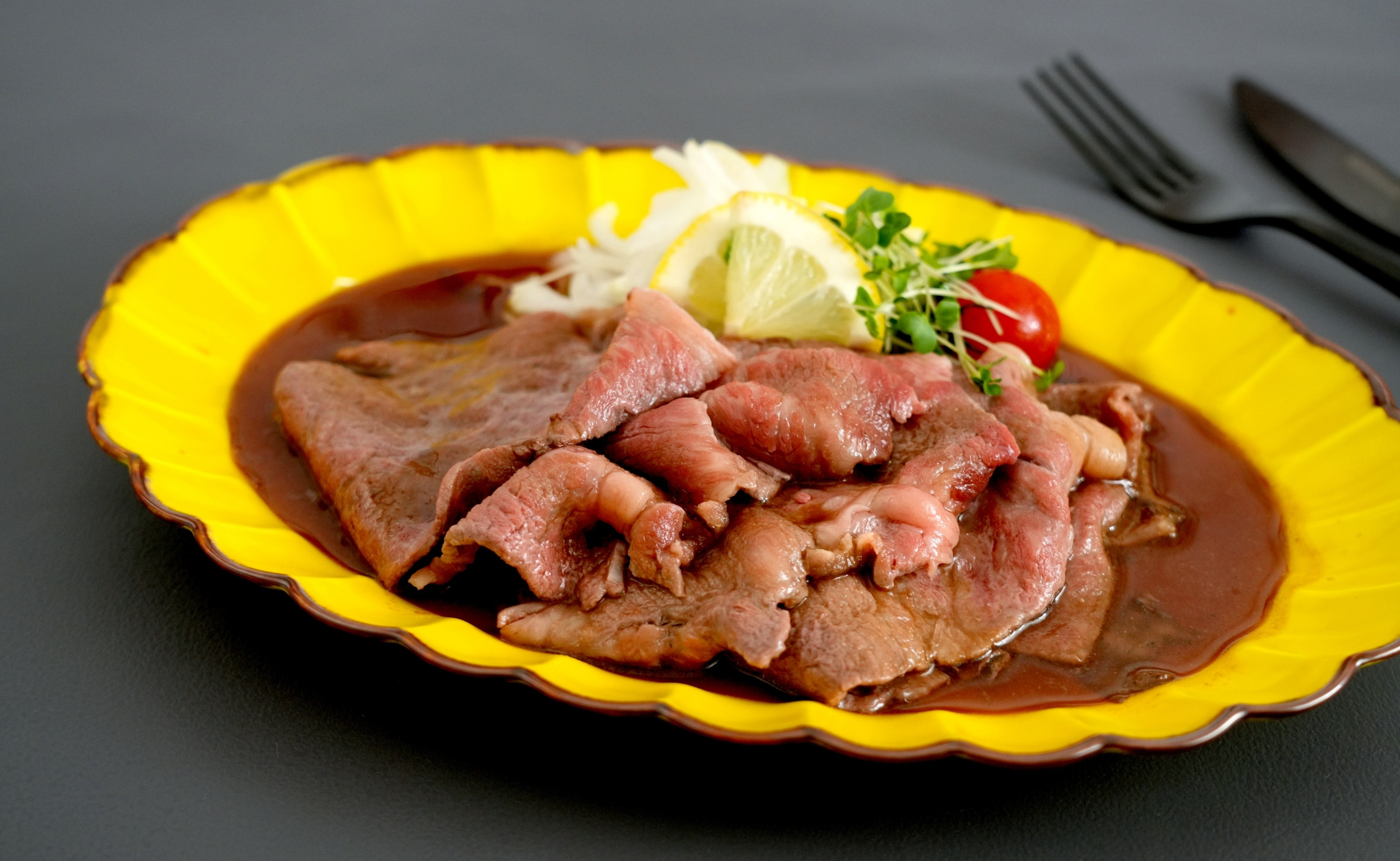 上に乗っているいる、レモンステーキも有田町の返礼商品です！デブリシャスナ！なので、ぜひお試しあれ～