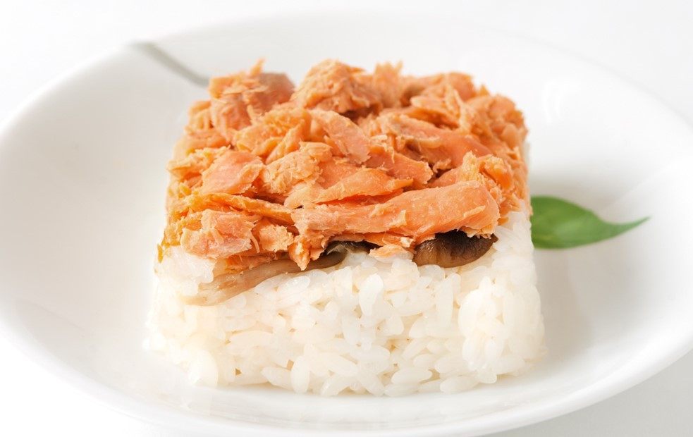紅鮭ときのこのおこわ