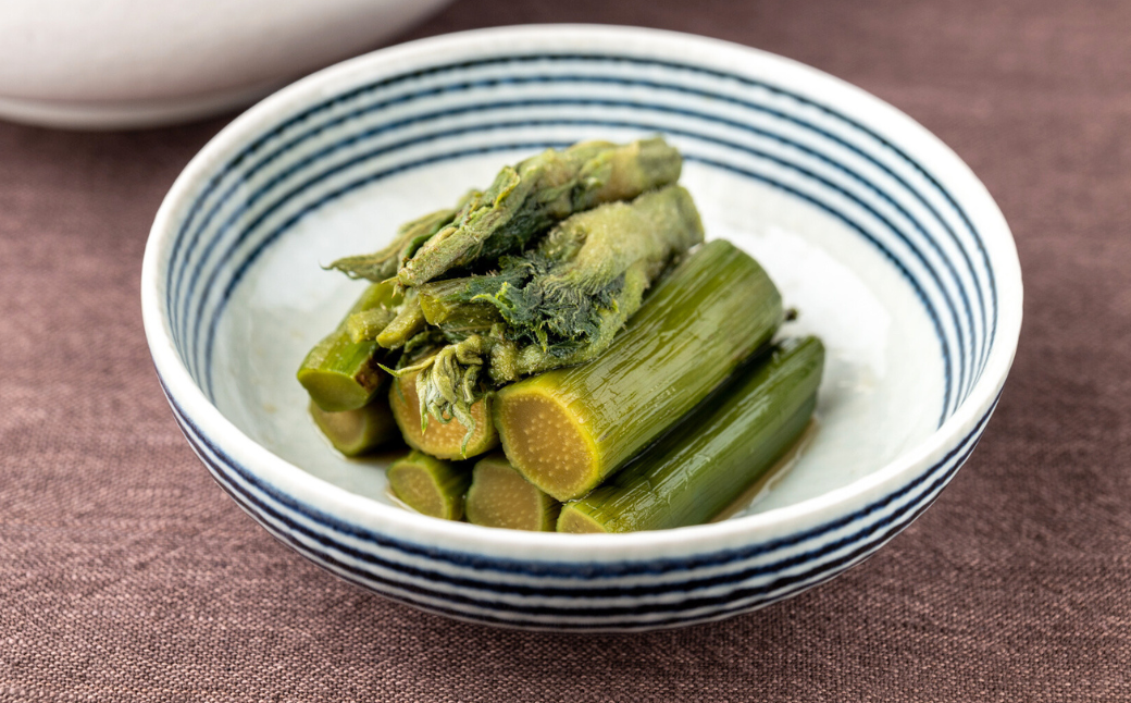 香り高い「ウドの醤油づけ」甘辛いお漬物に鷹の爪の輪切りが良いアクセント