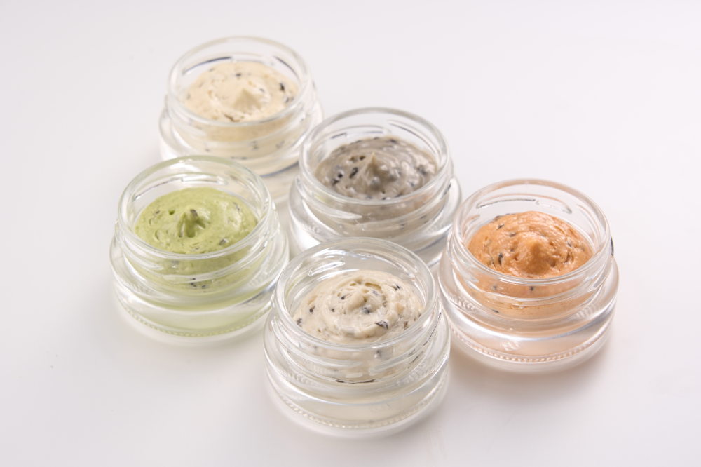 冷凍でお届けします。食べる味から順番に冷蔵して、解凍後お召し上がりください。