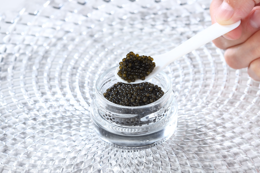 キャビアは、防腐剤や高濃度の塩を添加せず加熱処理も行っていません。