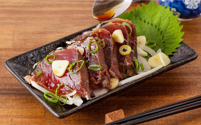 藁焼きかつおたたき(藁強め)　約300g×1節 / 真空パック 冷凍 カツオ 本格藁焼き 鰹たたき かつおタタキ 高知 香り 【