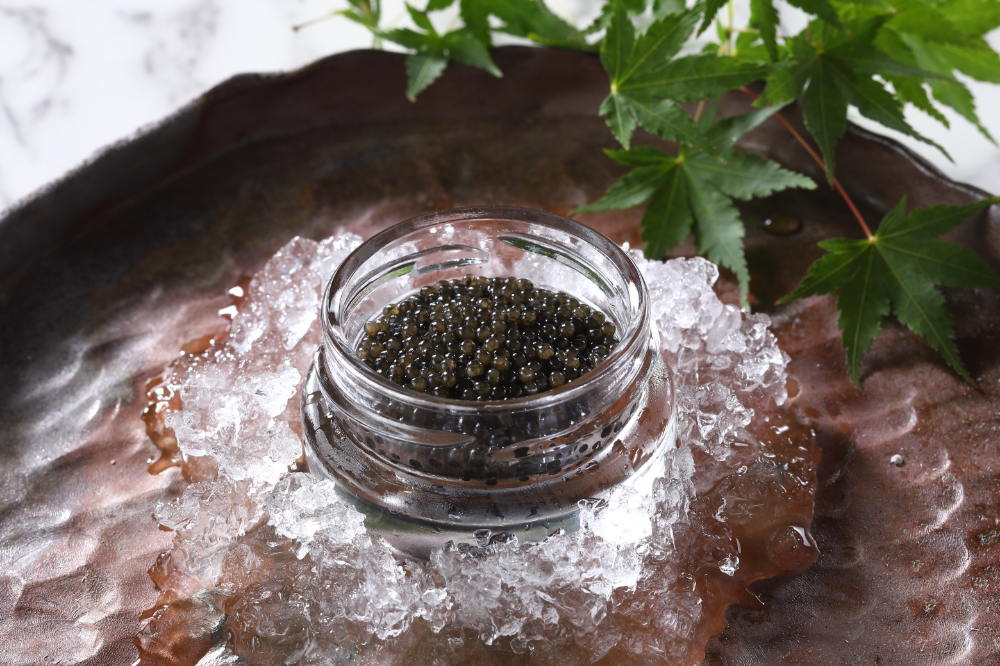 大粒のキャビアを選び、粒を揃えて使用しています。