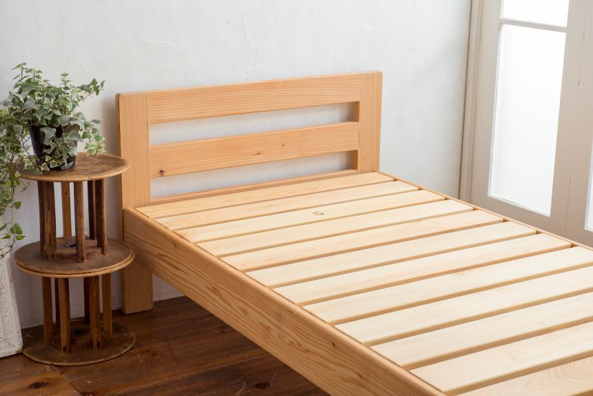 信州産の天然無垢「松のベッド」で香り、色合い、森の力で快適な睡眠づくりを。