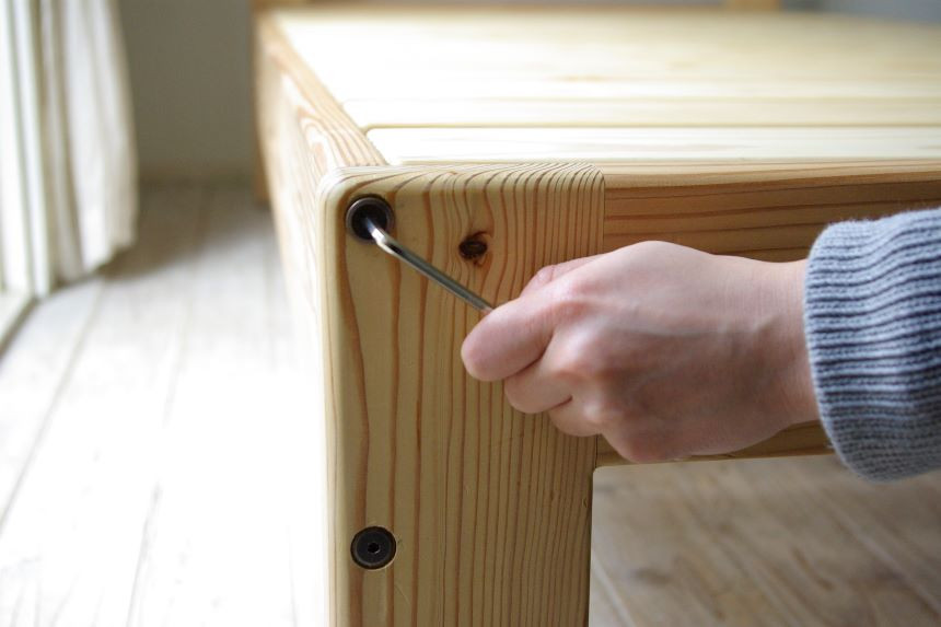 信州産の天然無垢「松のベッド」で香り、色合い、森の力で快適な睡眠づくりを。