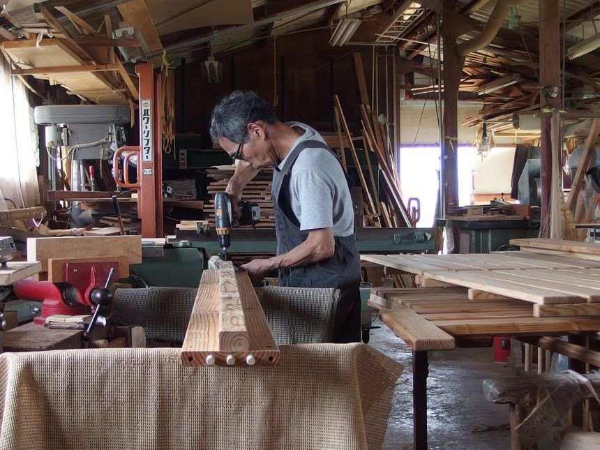 信州産の天然無垢「松のベッド」で香り、色合い、森の力で快適な睡眠づくりを。