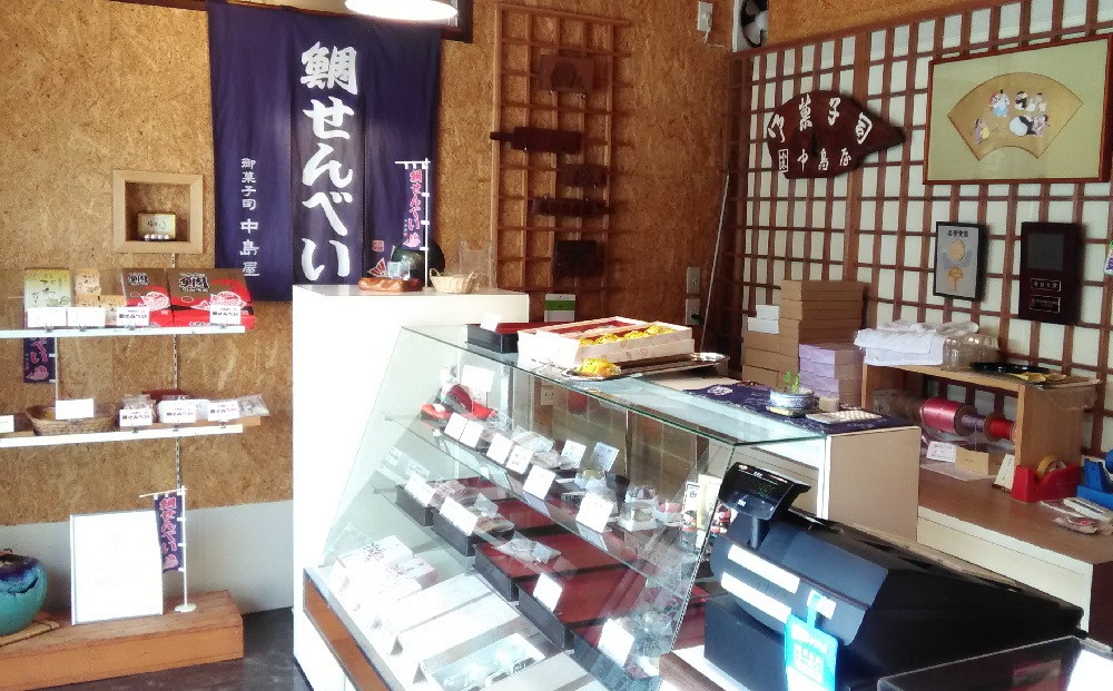 店内には鴨川を代表する銘菓「鯛せんべい」をはじめ、様々なお菓子が並んでいます。