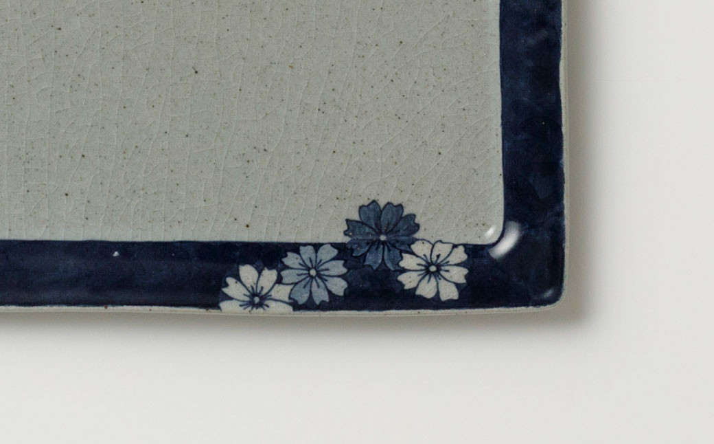 全て手描きされ、縁にも濃みが施された手の込んだ一品です