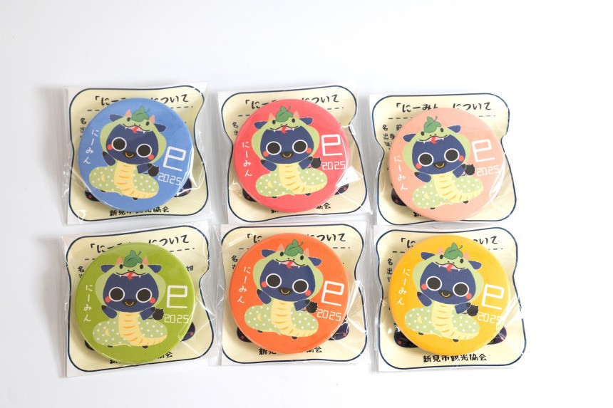 「にーみん干支マグネット」2024年12月1日～2025年11月30日発送は「巳年」マグネットです（お届けの色指定はできません）