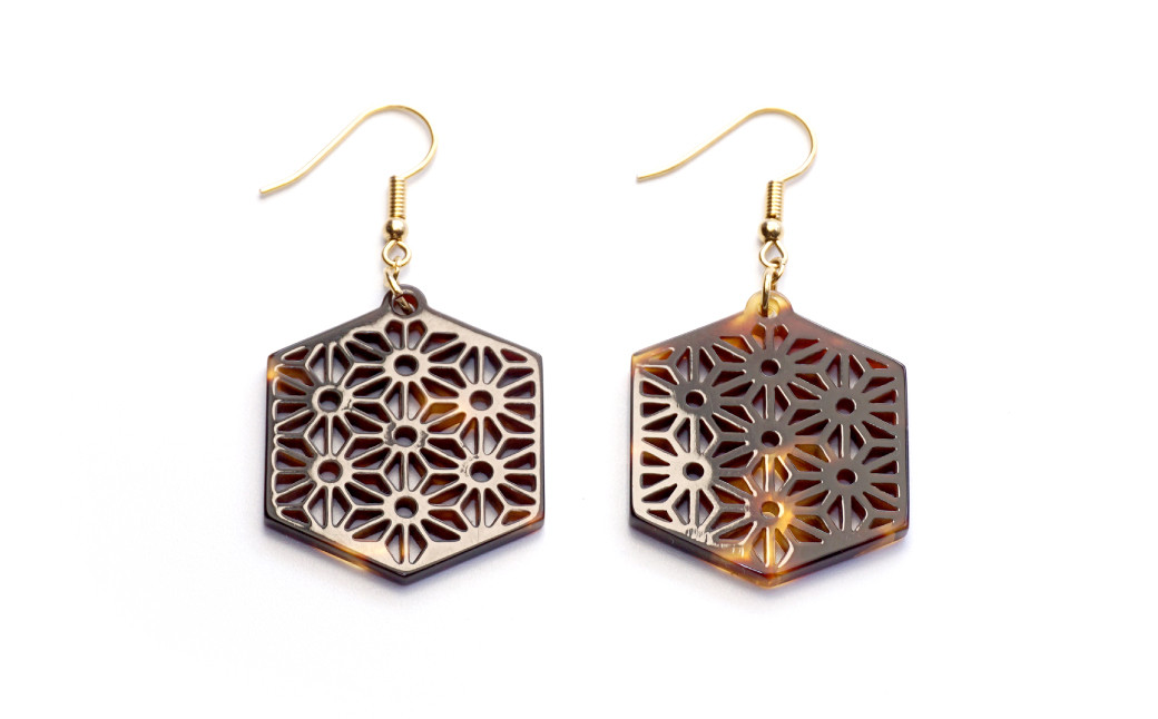 【べっ甲】亀甲型ピアス（麻の葉）