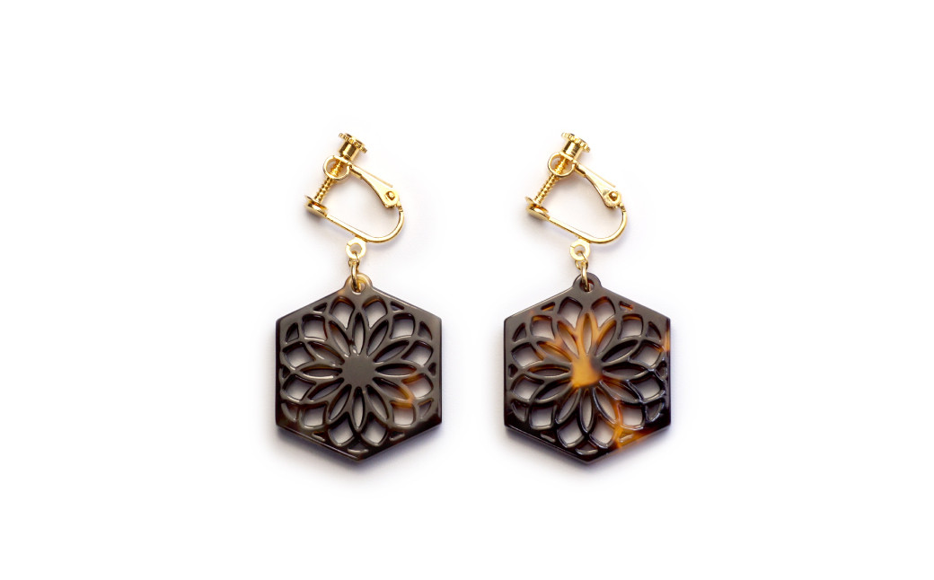 【べっ甲】亀甲型イヤリング（手毬） 