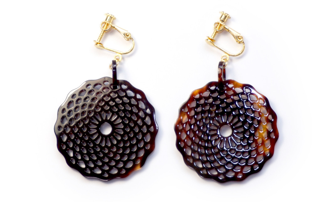 【べっ甲】菊花模様・大輪 イヤリング