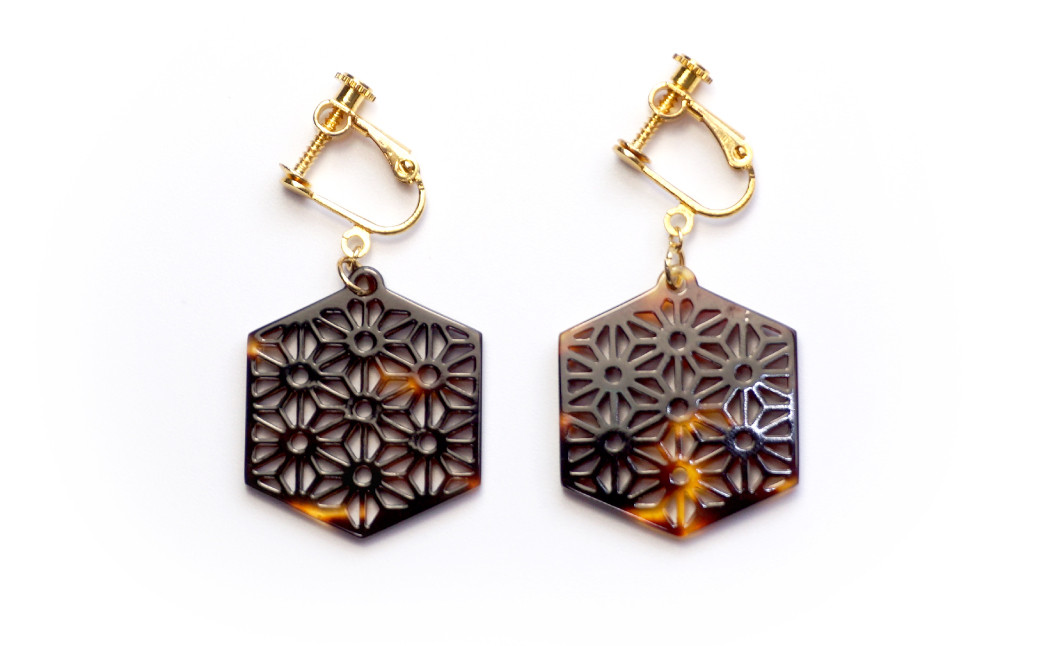 【べっ甲】亀甲型イヤリング（麻の葉）