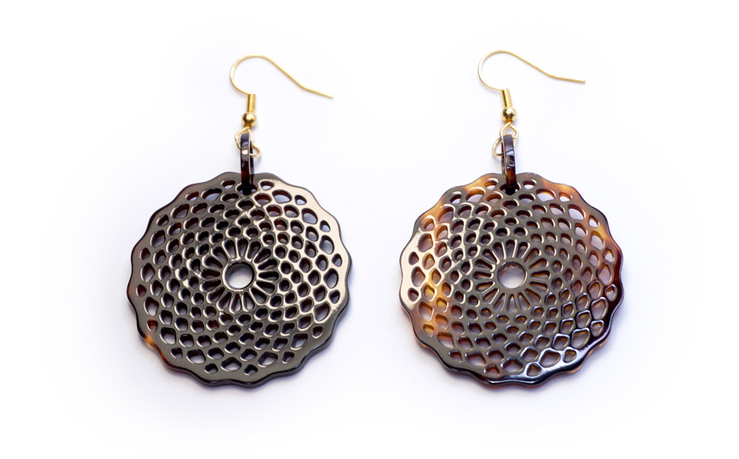 【べっ甲】菊花模様・大輪 ピアス 