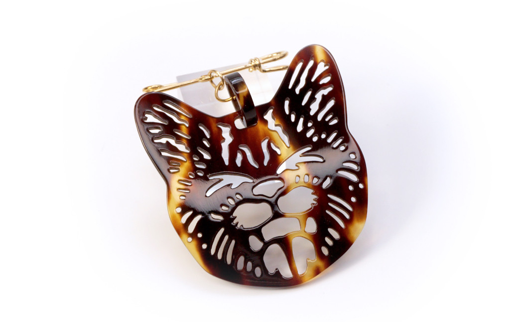 【べっ甲】あくび猫ブローチ