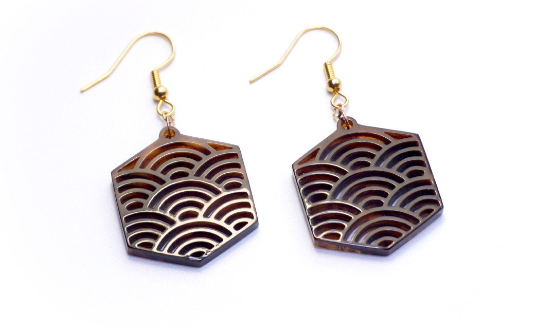 【べっ甲】亀甲型ピアス（青海波） 