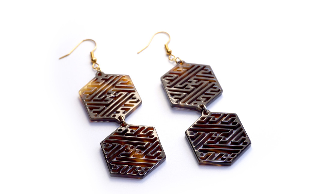 【べっ甲】亀甲型二連ピアス（紗綾形） 