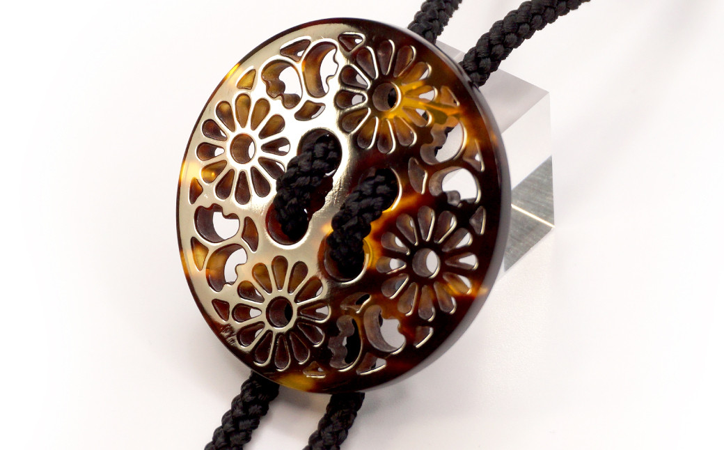 【べっ甲】刀鍔モチーフループタイ（菊蕨） 